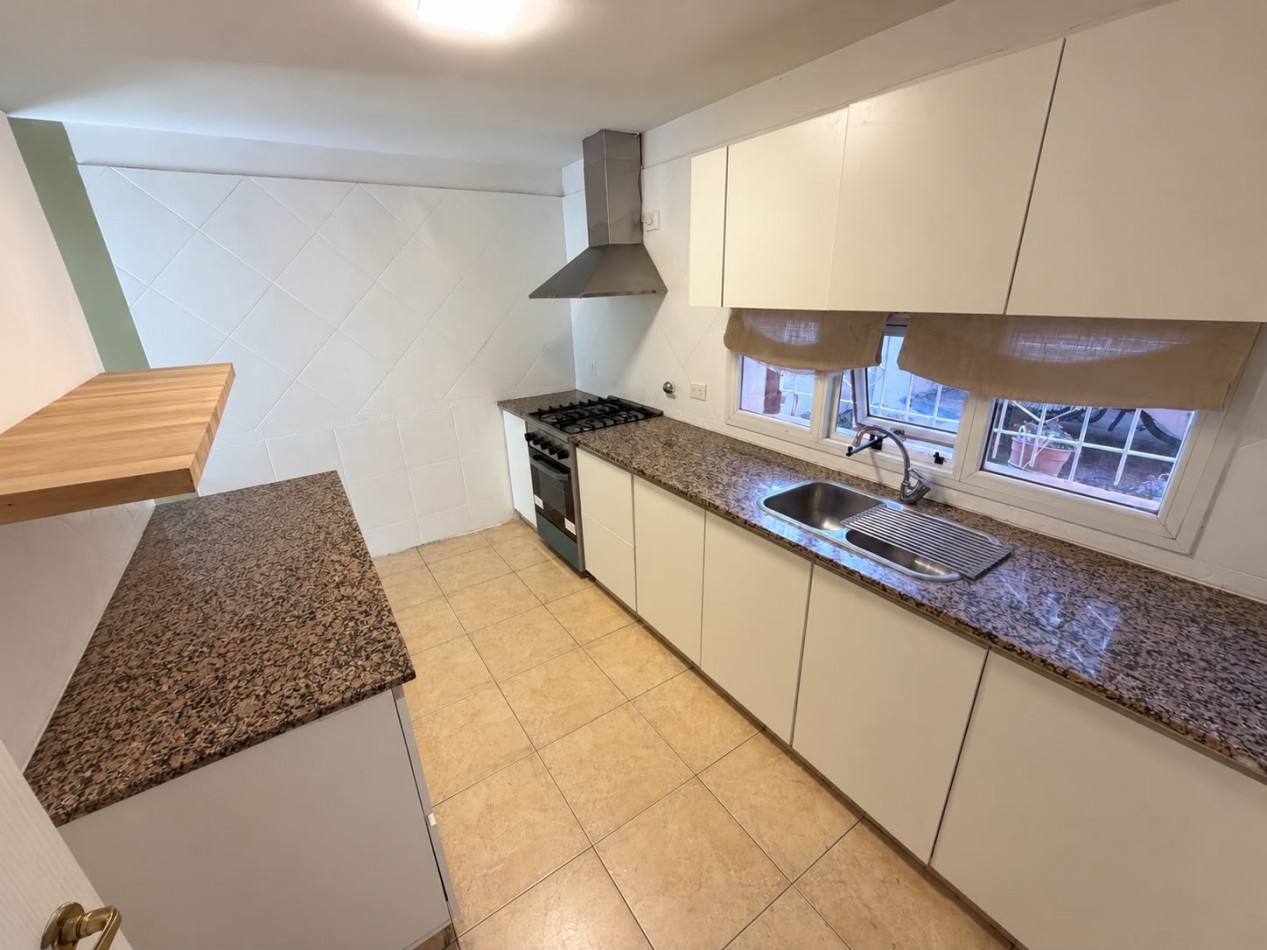 AMPLIO DUPLEX DE 2/3 DORMITORIOS CON PATIO Y COCHERA A METROS DEL MAR