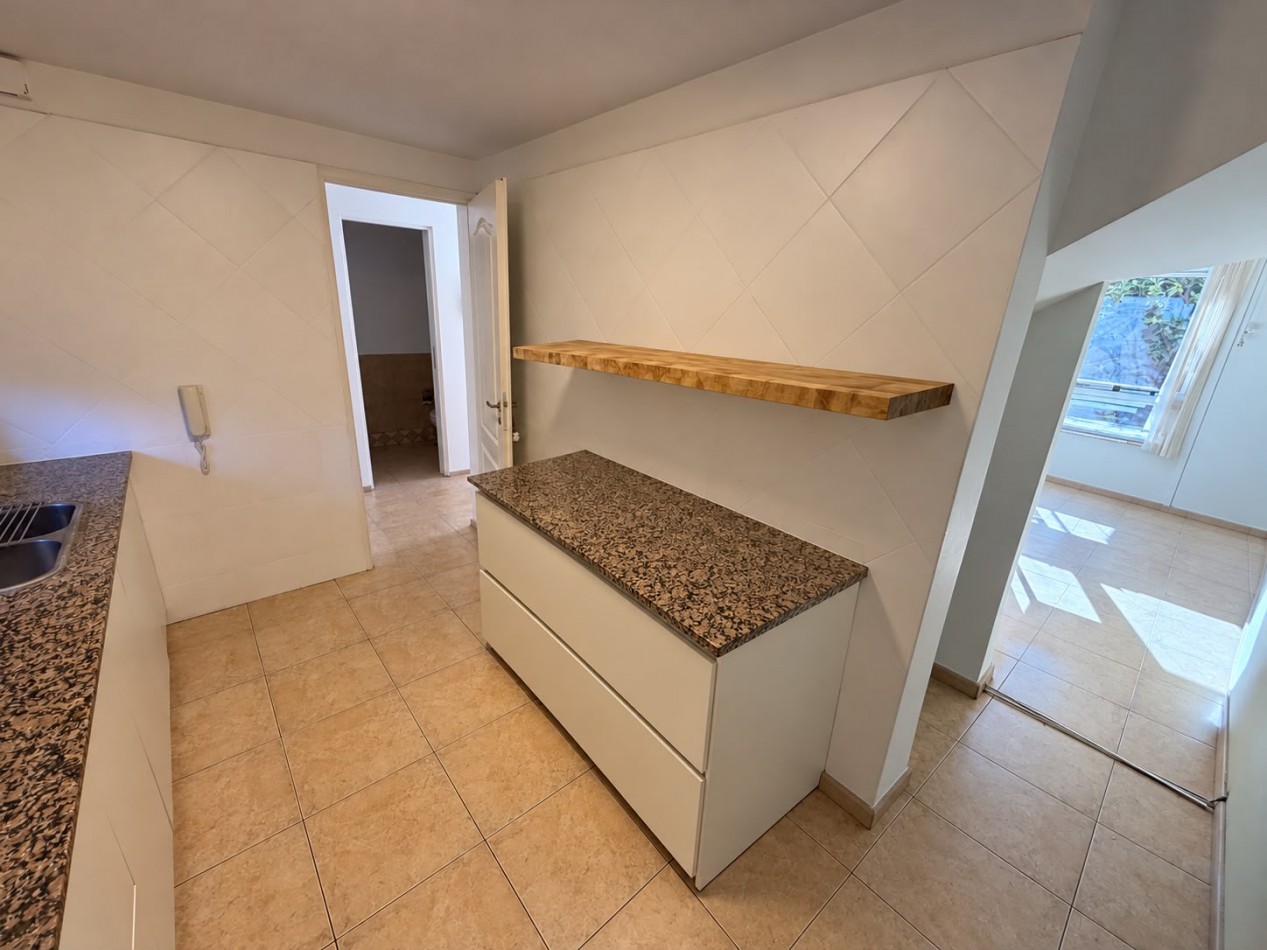 AMPLIO DUPLEX DE 2/3 DORMITORIOS CON PATIO Y COCHERA A METROS DEL MAR