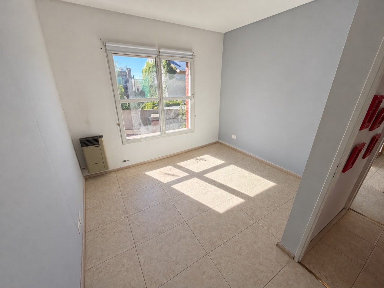 AMPLIO DUPLEX DE 2/3 DORMITORIOS CON PATIO Y COCHERA A METROS DEL MAR