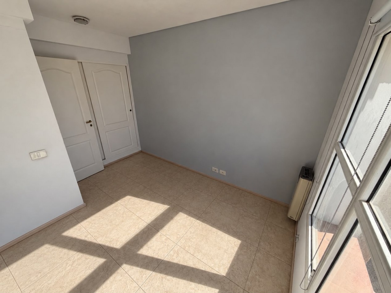 AMPLIO DUPLEX DE 2/3 DORMITORIOS CON PATIO Y COCHERA A METROS DEL MAR