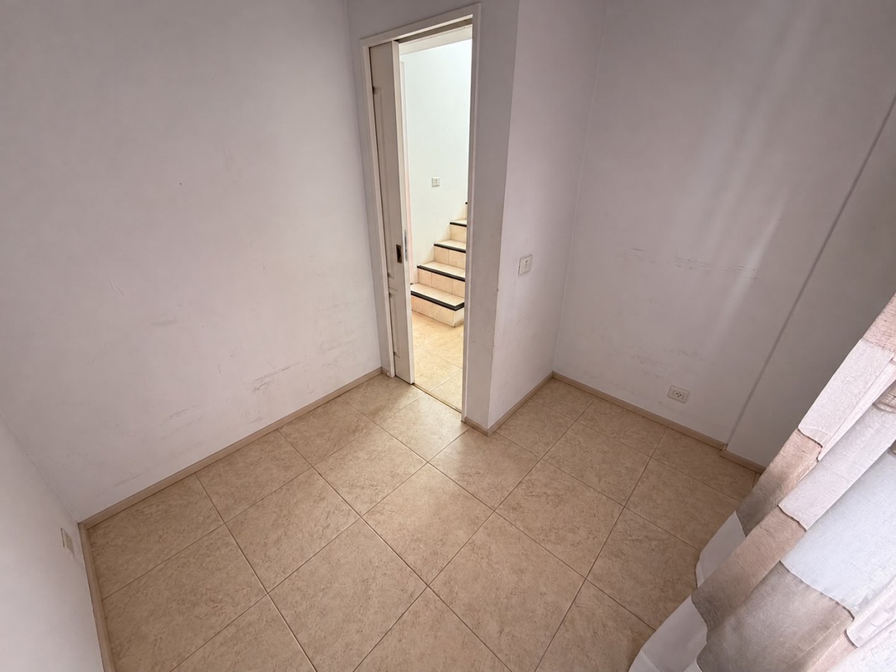 AMPLIO DUPLEX DE 2/3 DORMITORIOS CON PATIO Y COCHERA A METROS DEL MAR
