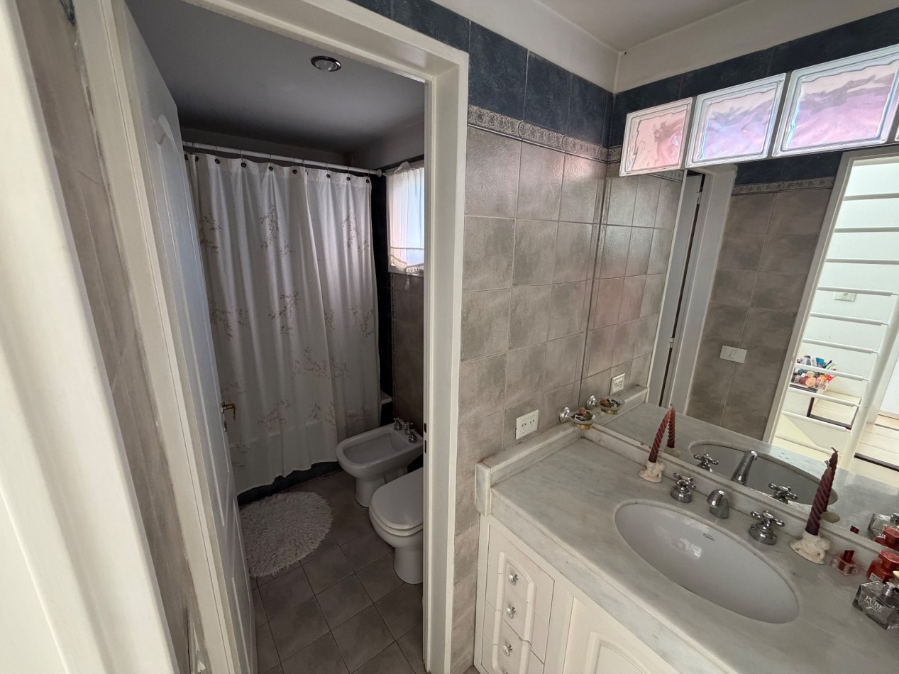 AMPLIO DUPLEX DE 2/3 DORMITORIOS CON PATIO Y COCHERA A METROS DEL MAR