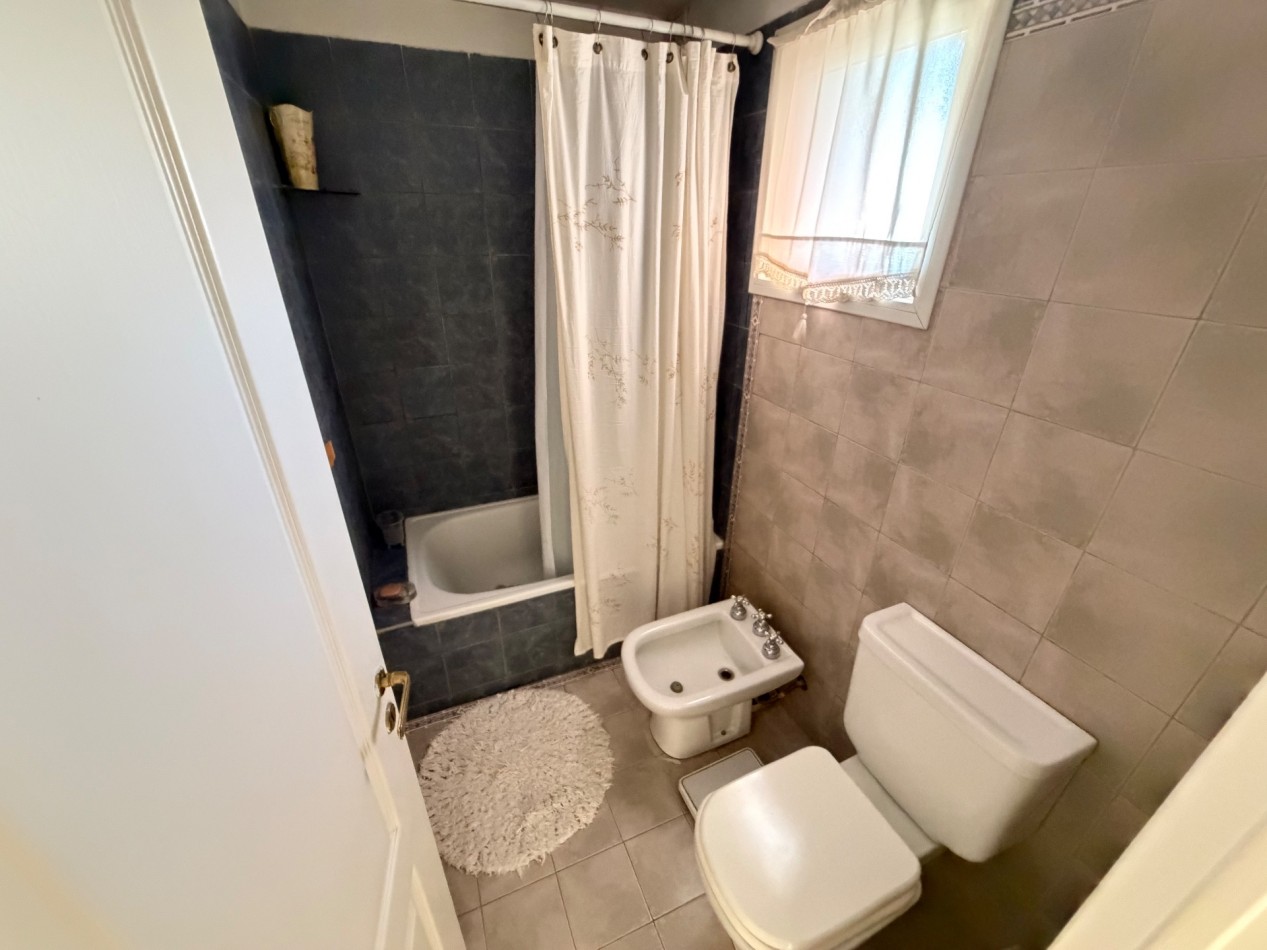 AMPLIO DUPLEX DE 2/3 DORMITORIOS CON PATIO Y COCHERA A METROS DEL MAR