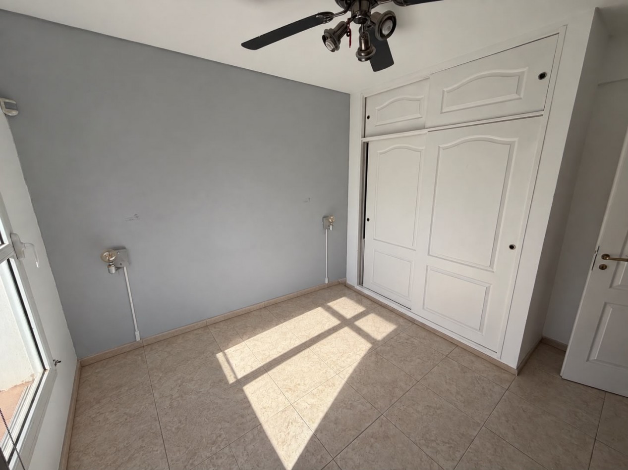 AMPLIO DUPLEX DE 2/3 DORMITORIOS CON PATIO Y COCHERA A METROS DEL MAR