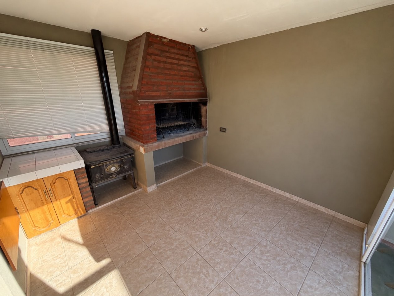 AMPLIO DUPLEX DE 2/3 DORMITORIOS CON PATIO Y COCHERA A METROS DEL MAR
