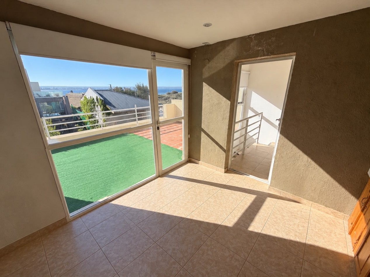 AMPLIO DUPLEX DE 2/3 DORMITORIOS CON PATIO Y COCHERA A METROS DEL MAR
