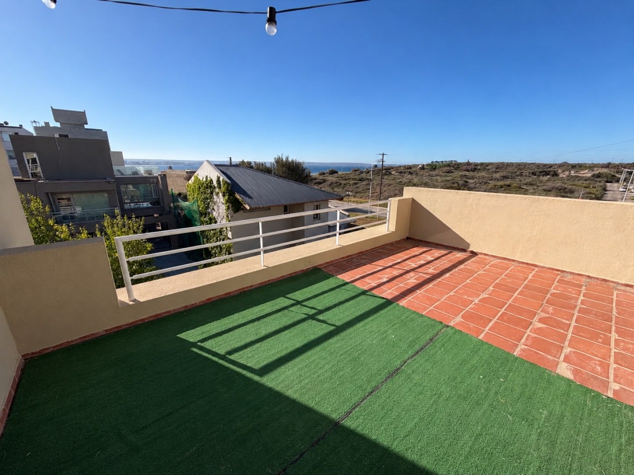 AMPLIO DUPLEX DE 2/3 DORMITORIOS CON PATIO Y COCHERA A METROS DEL MAR