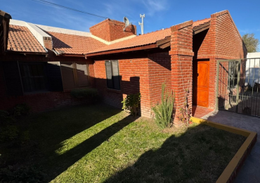 CASA 2 DORMITORIOS CON PATIO Y JARDIN AL FRENTE