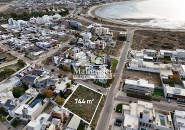 OPORTUNIDAD UNICA - LOTE EN ESQUINA 744 M² EN EXCLUSIVA ZONA DE LA CIUDAD  