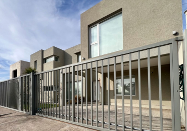 CASA 4/5 DORMITORIOS DE CATEGORIA CON PATIO Y PISCINA 