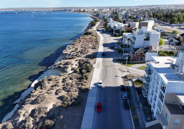 DEPTO DE 2 DORMITORIOS CON COCHERA Y PISCINA FRENTE AL MAR