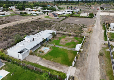 CASA DE 2 HABITACIONES SOBRE LOTE DE 2000 M² EN TRELEW