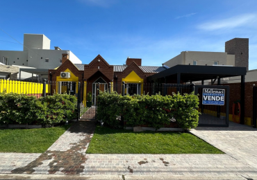 CASA 4 DORMITORIOS CON PISCINA CUBIERTA Y COCHERA 