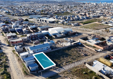 TERRENO 300 M² CON SERVICIOS, MEDIANERA Y PROYECTO APROBADO