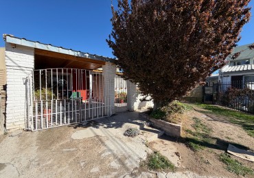 CASA DE 2 DORMITORIOS CON COCHERA Y PATIO