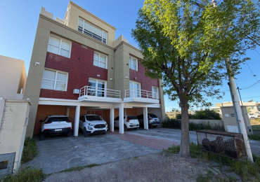 AMPLIO DUPLEX DE 2/3 DORMITORIOS CON PATIO Y COCHERA A METROS DEL MAR